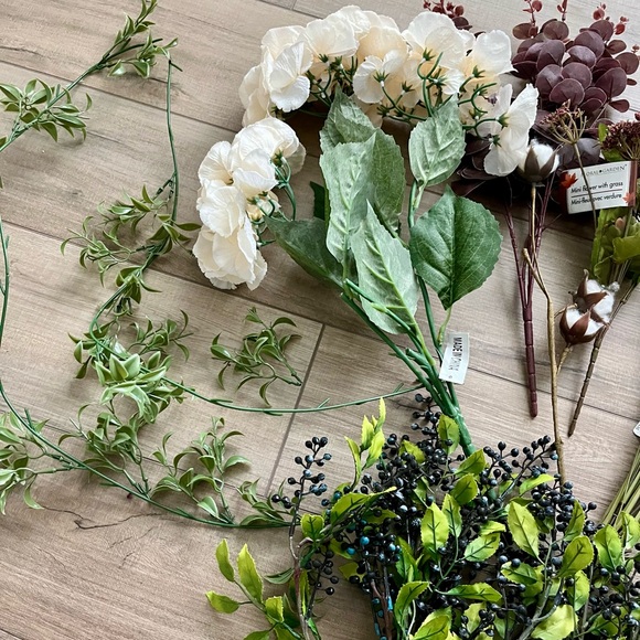 ❌SOLD❌ Bundle of Mixed Artificial and Silk Flowers, Stems - Picture 3 of 5